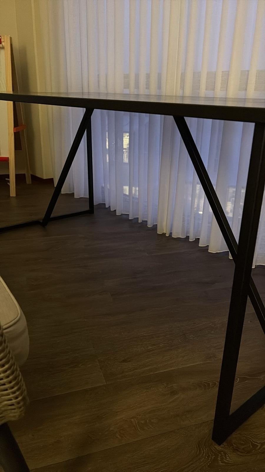 GRATIS! Strakke zwarte eettafel met metalen onderstel, Ophalen, 50 tot 100 cm, Zo goed als nieuw, Vijf personen of meer