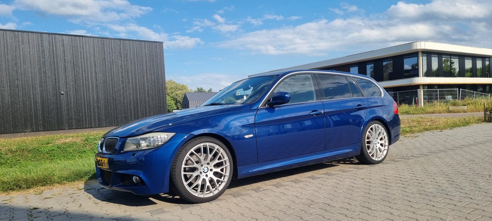 BMW 320i E91 LCI M-Sport | Le Mans Blue | 170 PK, Euro 5, 1995 cc, Zwart, 4 cilinders