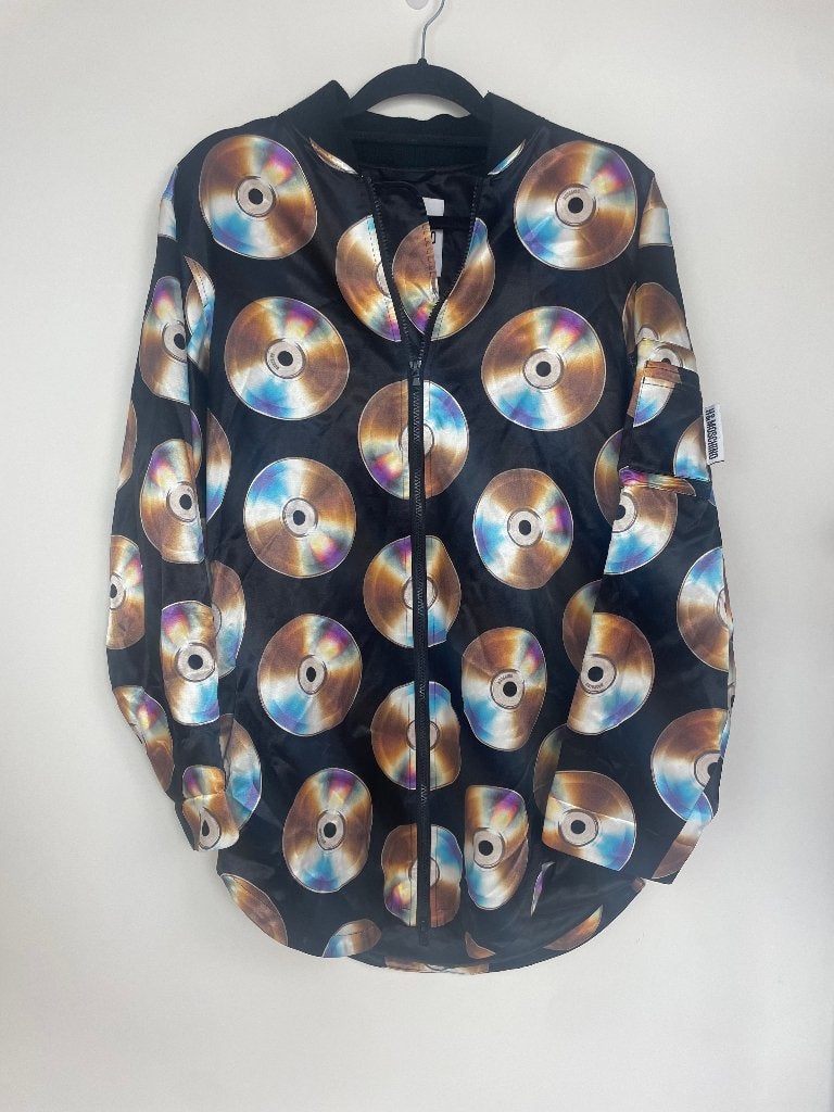 H&Moschino bomberjack cd print maat 36 holografisch zwart, Kleding | Dames, Keizersgracht 281, 1016 ED Amsterdam, Netherlands