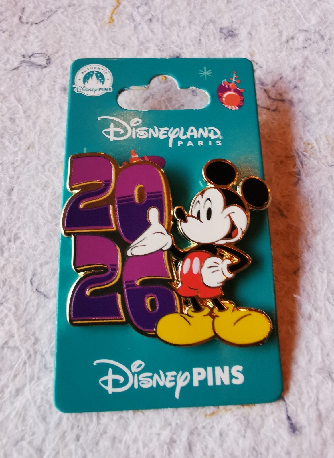 Disneyland Paris pin 2026 Mickey Mouse, Ophalen of Verzenden, Mickey Mouse, Nieuw