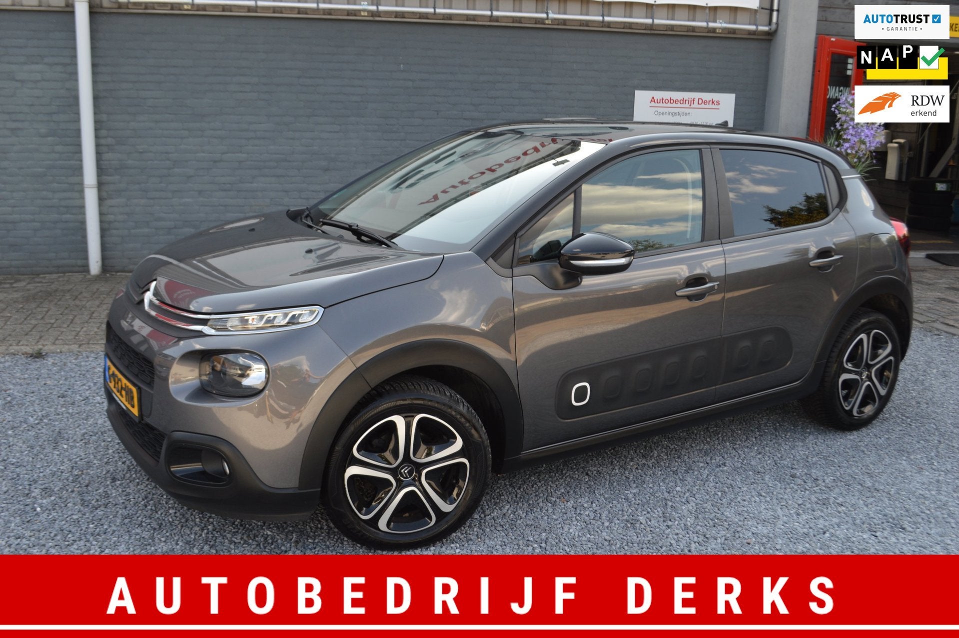 Citroen C3 1.2 PureTech Nieuwstaat | Airco | Navi | PDC| Gar, Voorwielaandrijving, 83 pk, Euro 6, 450 kg