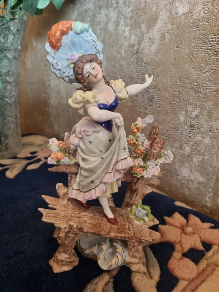 Antiek Saksisch Dresden Porseleinen Beeldje Dame met Parasol, Ophalen of Verzenden