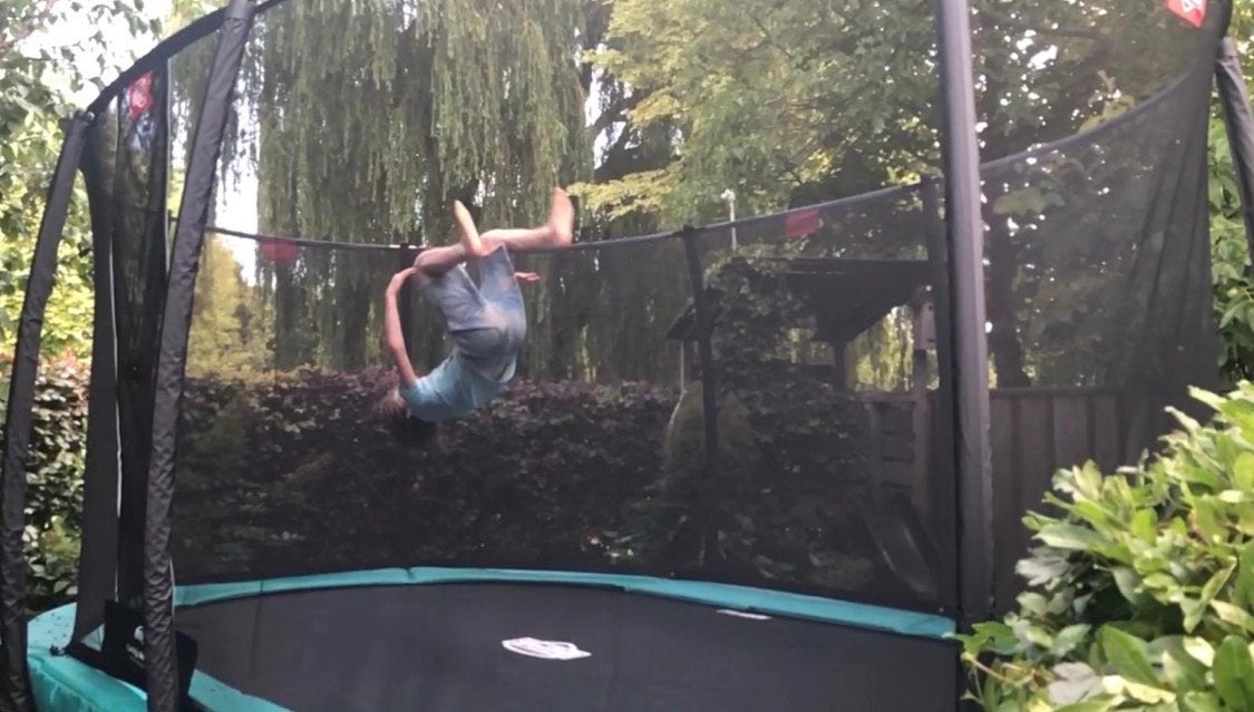 Grote ovale Berg trampoline met veiligheidsnet, Kinderen en Baby's, Speelgoed | Buiten | Trampolines, Ophalen, Gebruikt