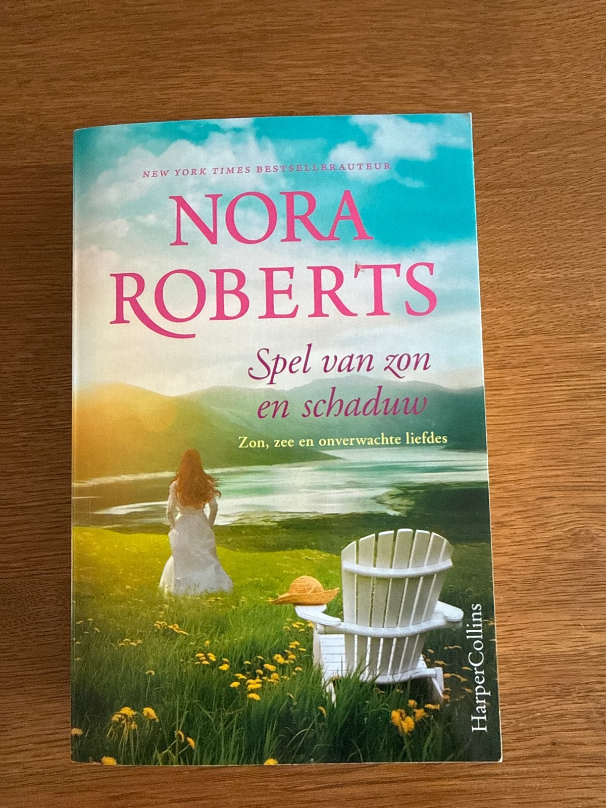 Nora Roberts - Spel van zon en schaduw, Ophalen of Verzenden, Zo goed als nieuw, Nederland