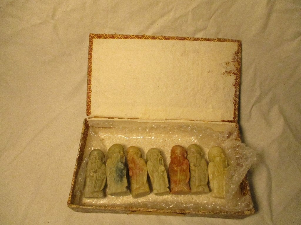 een doos met stenen beeldjes China jade ?, Ophalen of Verzenden