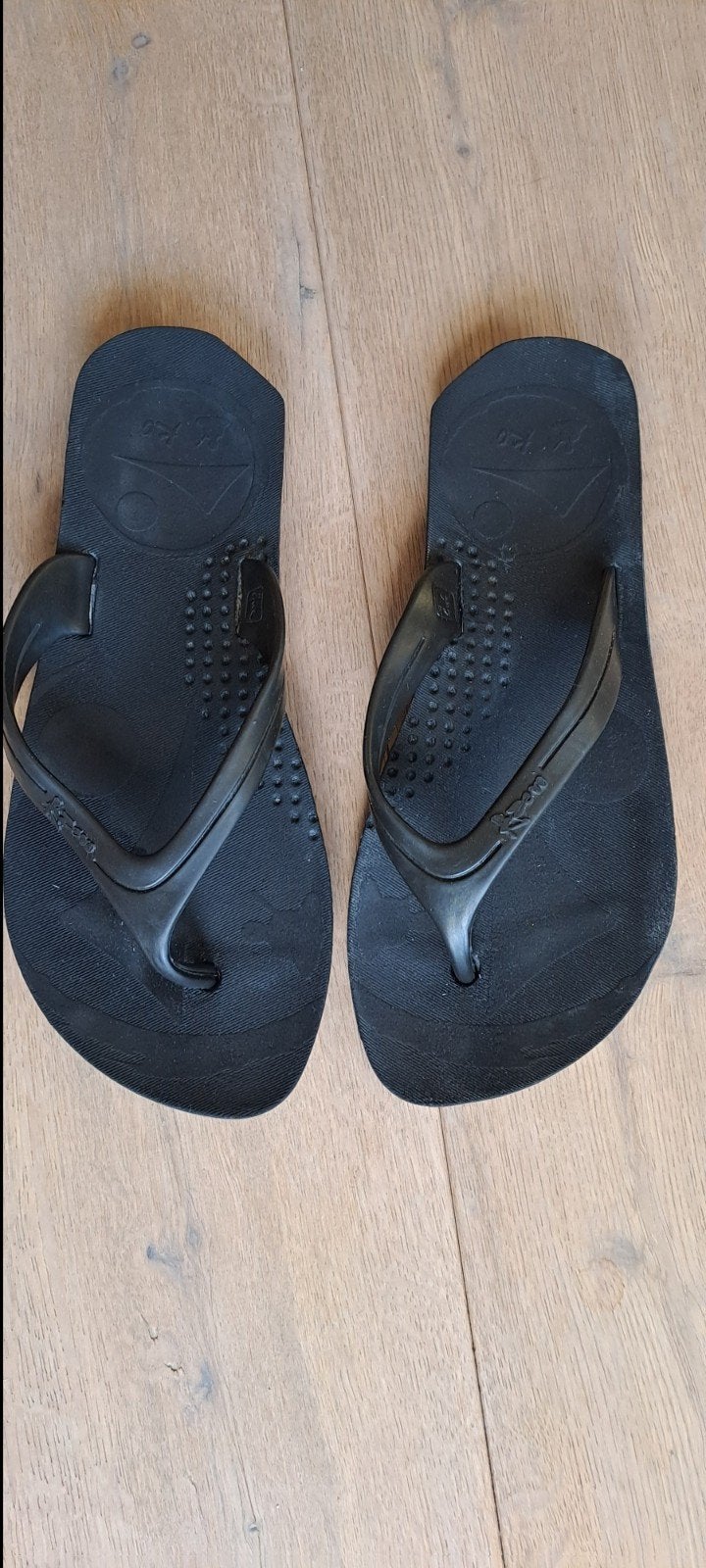 Zwarte heren slippers met rubberen zool - Maat 43/44, Ophalen of Verzenden, Gedragen, Zwart, Slippers