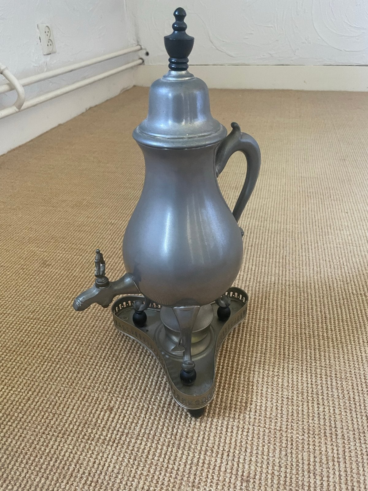 Antieke tinnen theeketel met brander, Ophalen