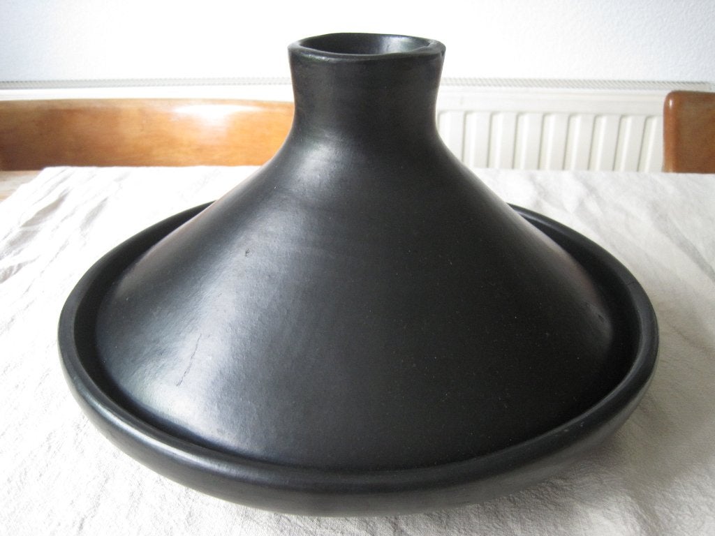 Black Pottery grote Tajine ter decoratie (ivm barst), Huis en Inrichting, Ophalen of Verzenden, Zwart, Steen/keramiek, Overige merken