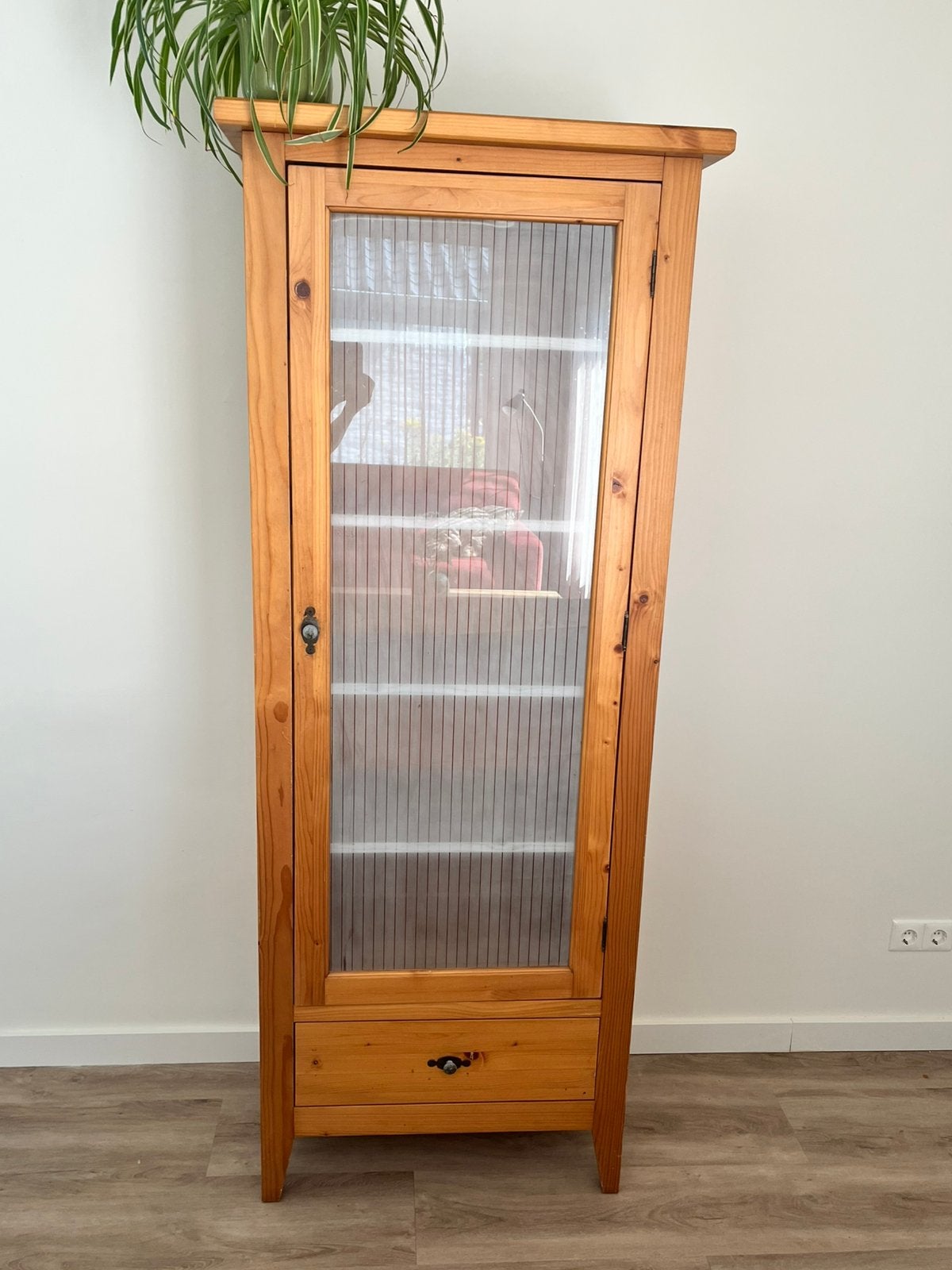 Grenen houten kast met lade en rechtsdraaiende glazen deur, Huis en Inrichting, Kasten | Vitrinekasten, Ophalen, Gebruikt, Met deur(en)