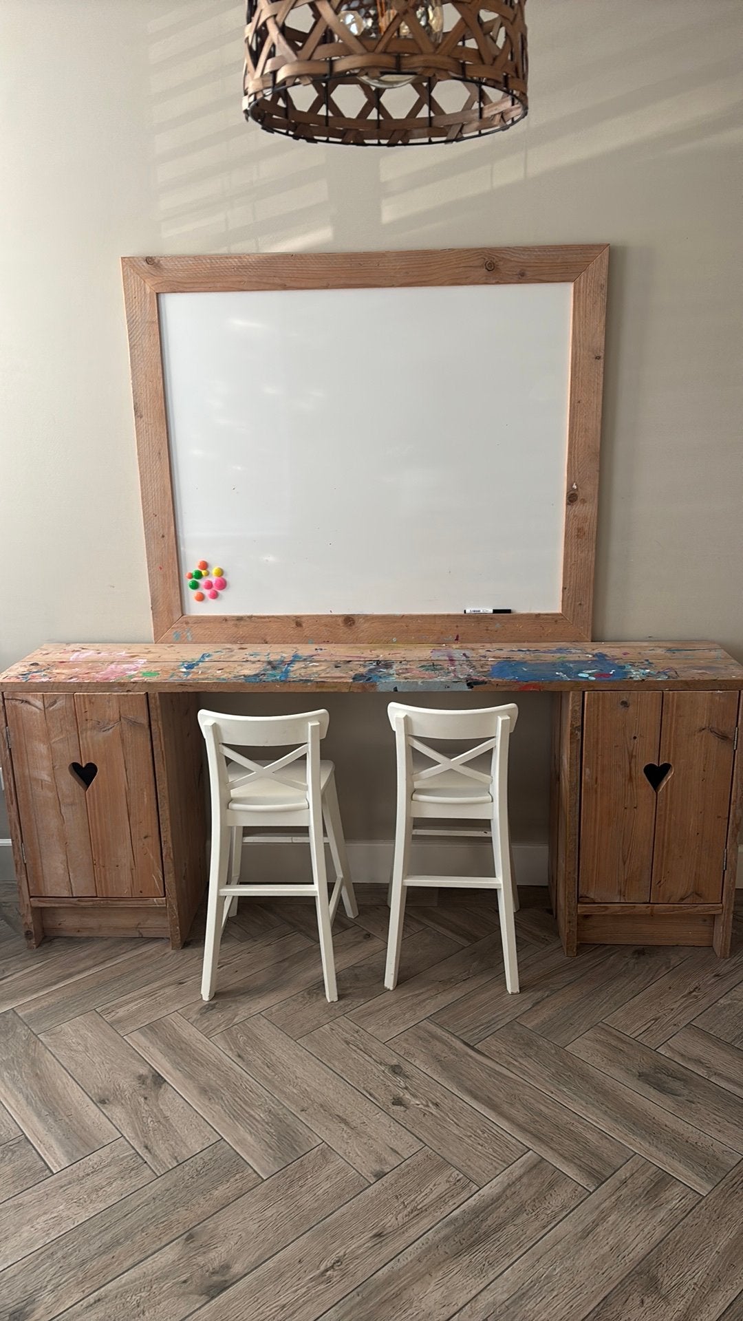 Steigerhouten knutseltafel met whiteboard, Kinderen en Baby's, Kinderkamer | Tafels en Stoelen, Gebruikt, Tafel(s) en Stoel(en)