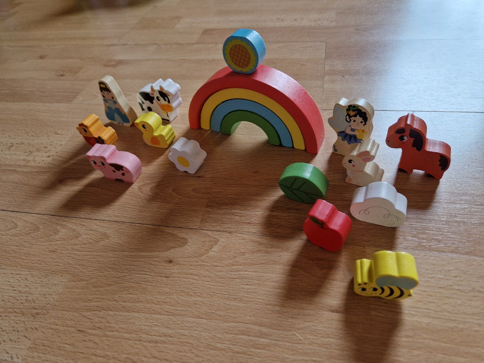 Houten stapelregenboog met speelfiguurtjes, Ophalen, Zo goed als nieuw