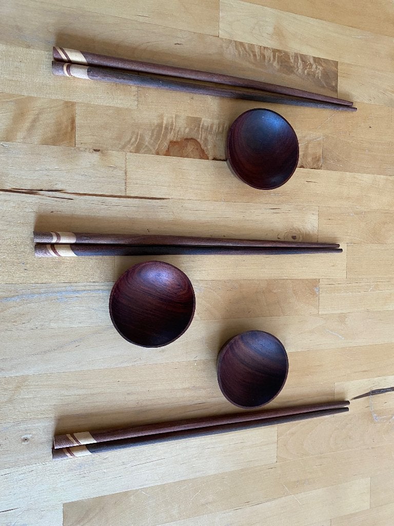 3 x Aziatische Houten eetstokjes & soyasaus kommetjes zgan, Huis en Inrichting, Ophalen of Verzenden, Zo goed als nieuw, Kom(men)