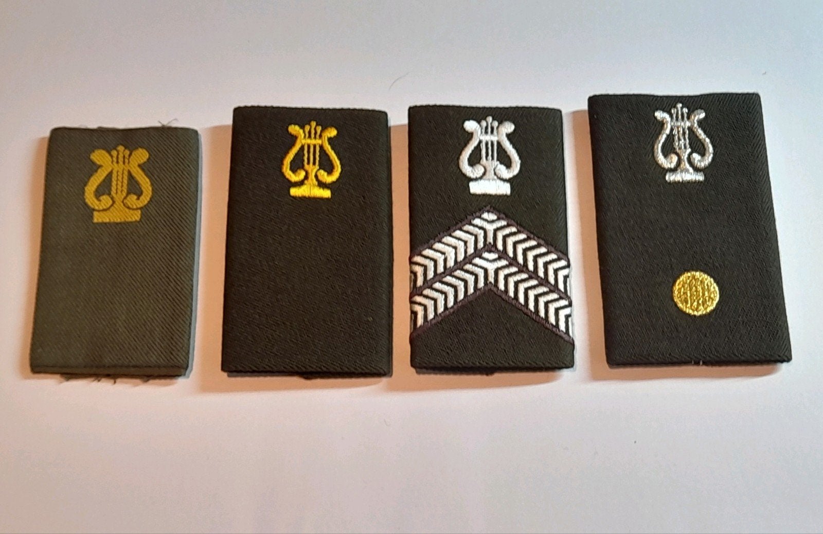 4 verschillende rangonderscheidingstekens met harp, Verzamelen, Ophalen of Verzenden, Landmacht, Nederland, Embleem of Badge