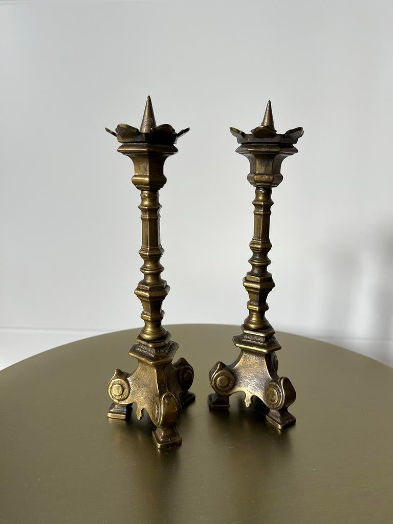 Antieke bronzen puntkandelaars, neogotisch ontwerp, Ophalen of Verzenden, Koper of Brons