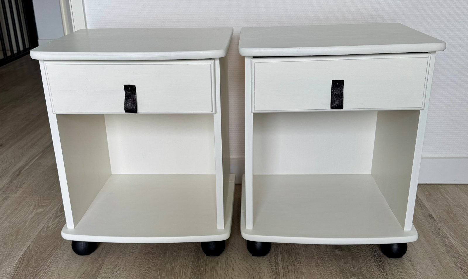 Nachtkastjes, 2, wit met zwart leren handgrepen, Ophalen, Minder dan 45 cm