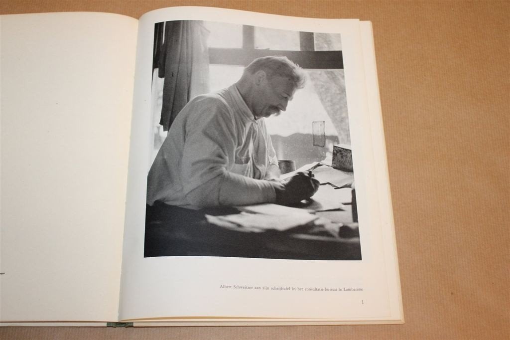 Een Hospitaal in het Oerwoud — Vintage Fotoboek 1950, Boeken, Ophalen of Verzenden, Gelezen