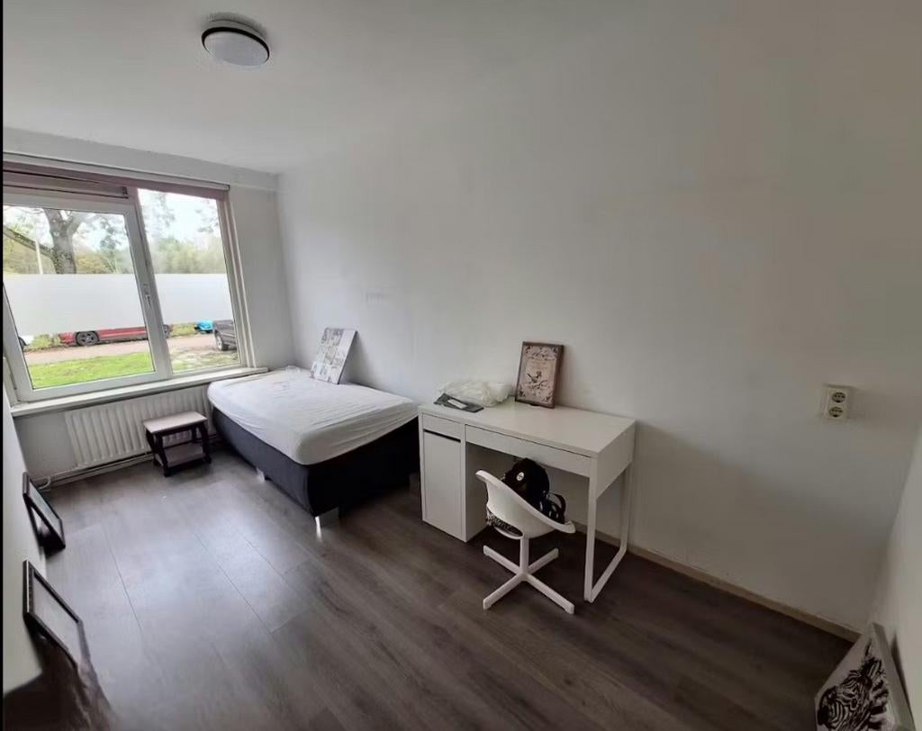 Ik ZOEK EEN KAMER IN ROTTERDAM SPIJKENISSE, Huizen en Kamers, Kamers te huur, Rotterdam