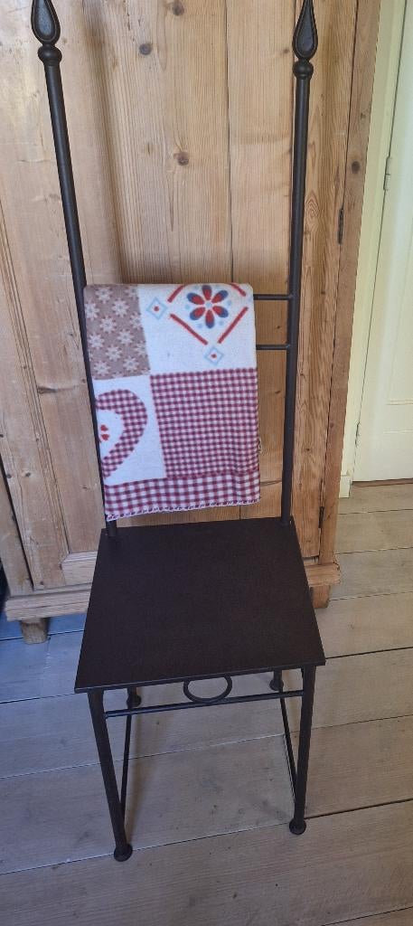 Smeedijzeren halmeubel , decoratieve stoel / staander, Huis en Inrichting, Stoelen, Gebruikt, Eén, Metaal, Zwart, Ophalen