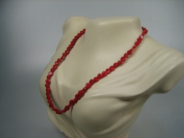 Antiek rond geslepen Bloedkoralen collier met karabijnhaak, Verzenden, Goud, Ketting, Met edelsteen