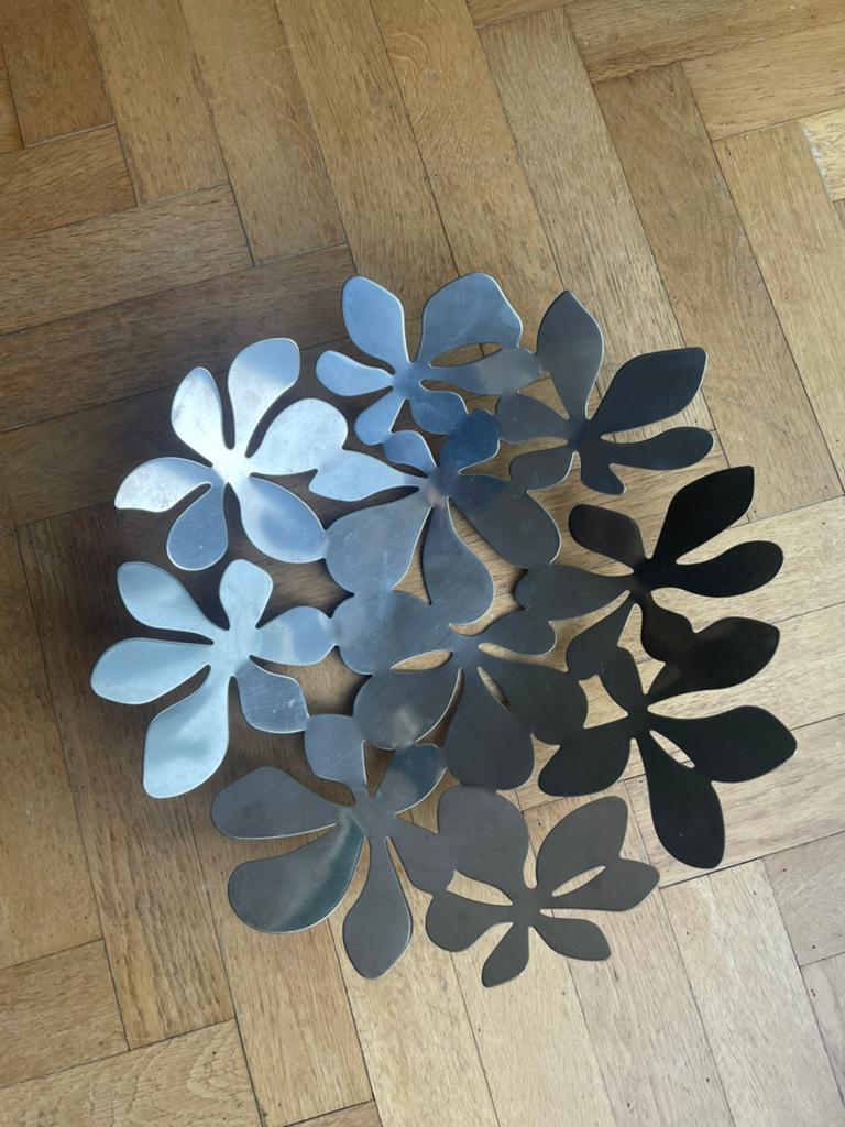 IKEA grote rvs fruitschaal 43 cm Stockholm bladeren bloemen, Huis en Inrichting, Woonaccessoires | Schalen en Manden, Ophalen