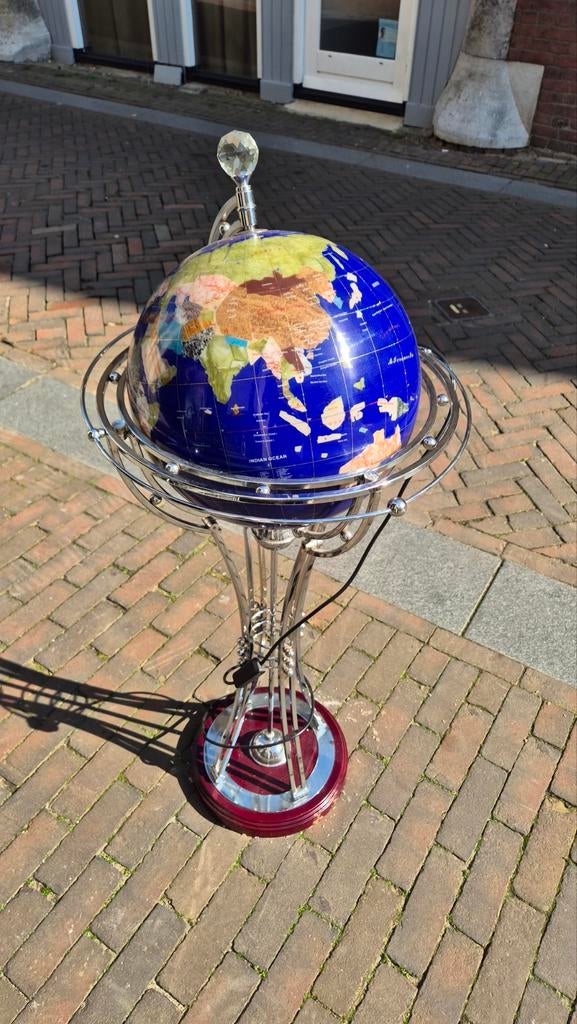 Luxe Wereldbol/Globe met Edelstenen en Verlichting, Ophalen, Zo goed als nieuw