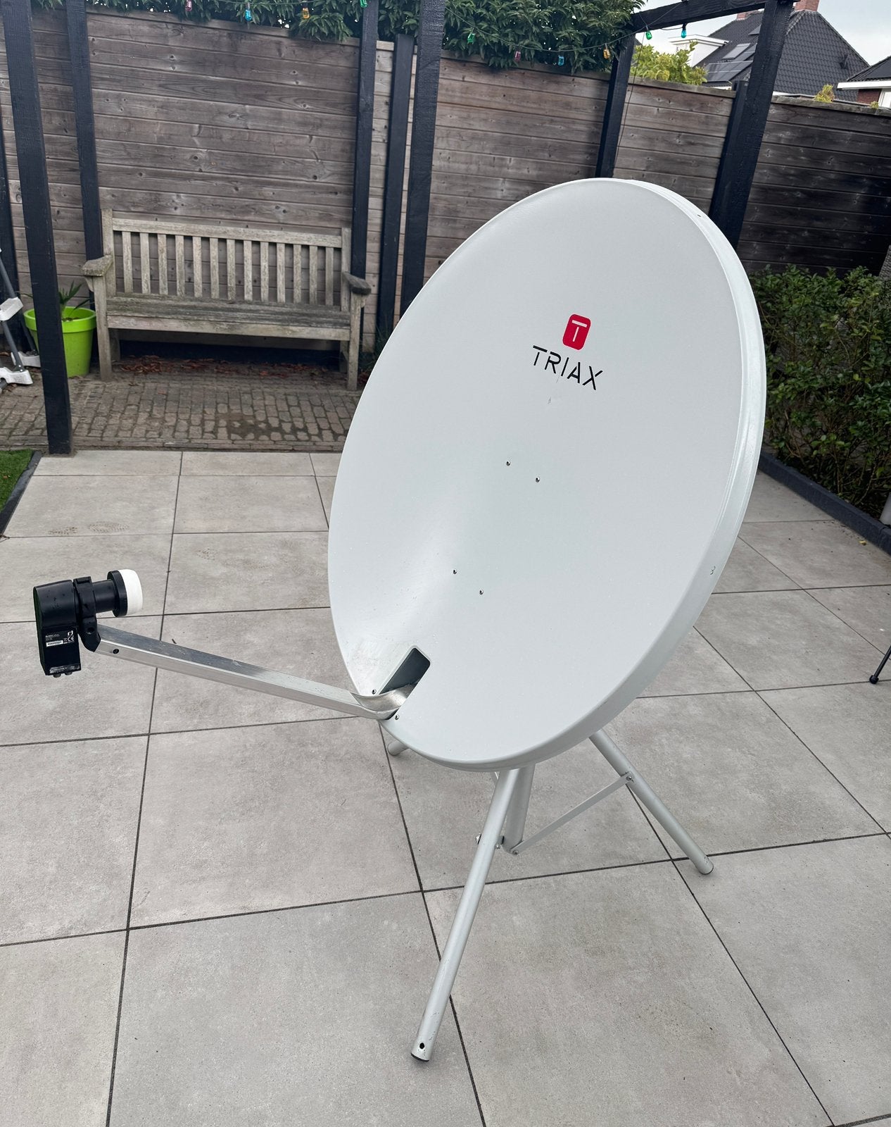 Triax schotel, statief, Ophalen of Verzenden, Gebruikt, (Schotel)antenne, Overige merken