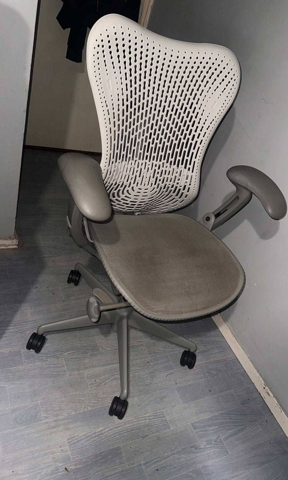 Herman Miller Mirra 2 Triflex (Shadow Grey) – Topstaat!, Ophalen, Zo goed als nieuw, Grijs, Bureaustoel