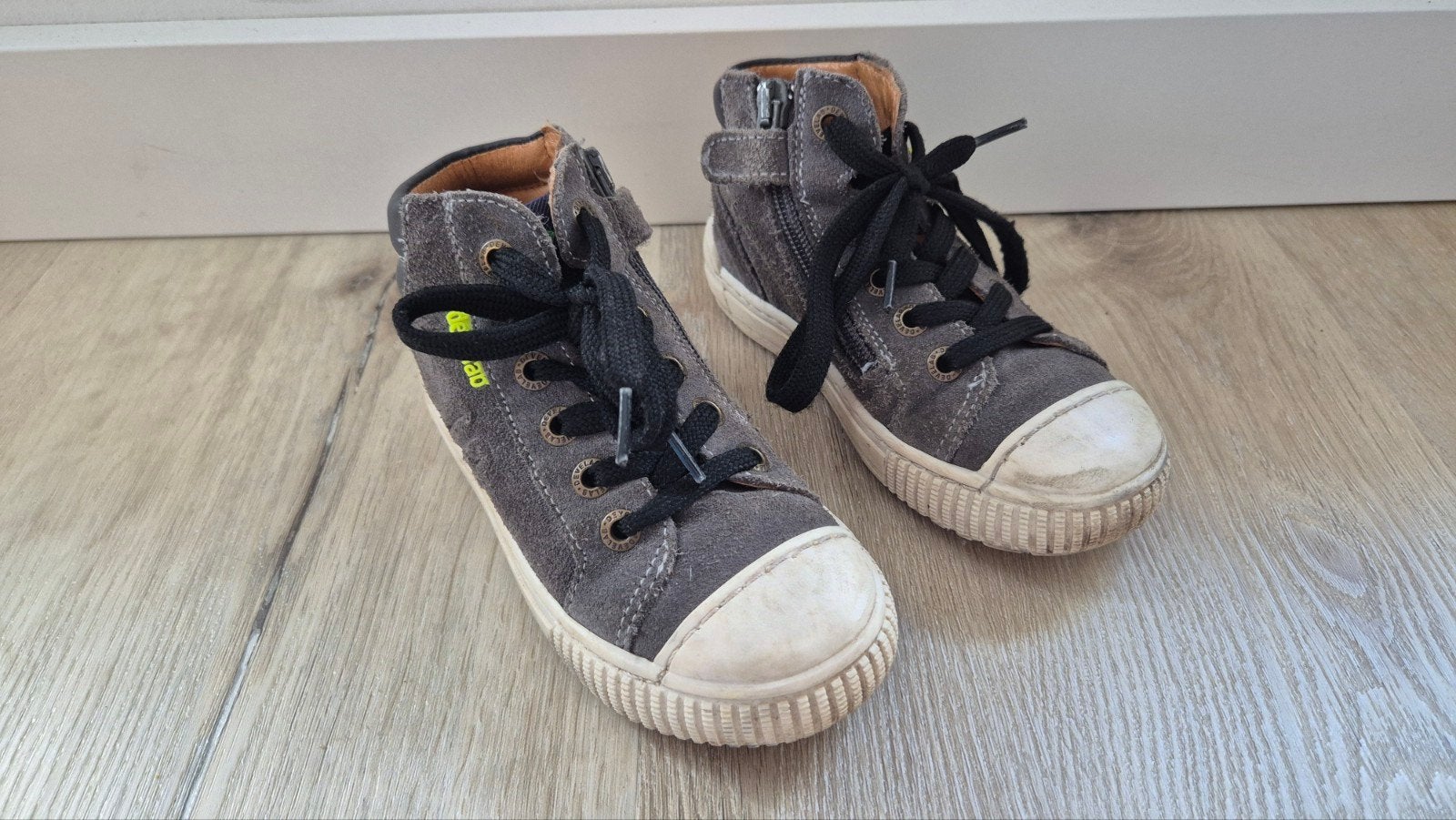 Develab winterschoenen maat 26 grijs suède, Kinderen en Baby's, Kinderkleding | Schoenen en Sokken, Gebruikt, Develab, Schoenen