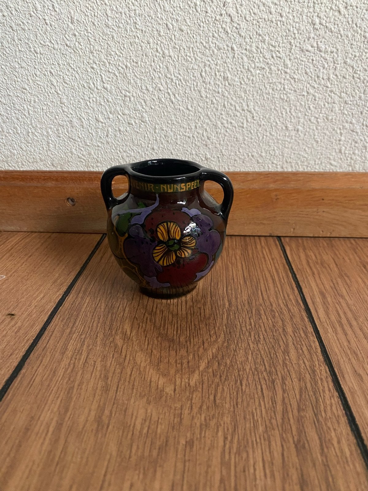 Gouda plateel Antieke miniatuur vaas met bloemmotief gemerkt, Ophalen of Verzenden