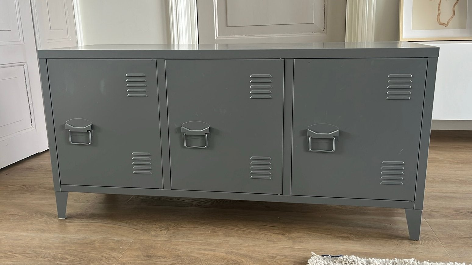 Industrieel metalen dressoir / opbergkast grijs – 3 deurs, Ophalen, Zo goed als nieuw