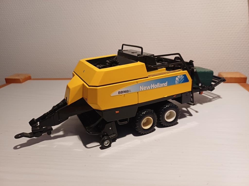Britains New Holland BB 960A pers, Ophalen of Verzenden, Zo goed als nieuw, Tractor of Landbouw, Britains