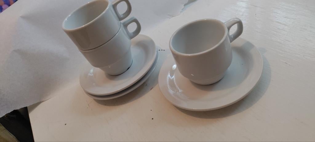 Set van 4 witte koffiekopjes met schotels, Gebruikt, Keramiek, Ophalen of Verzenden, Effen