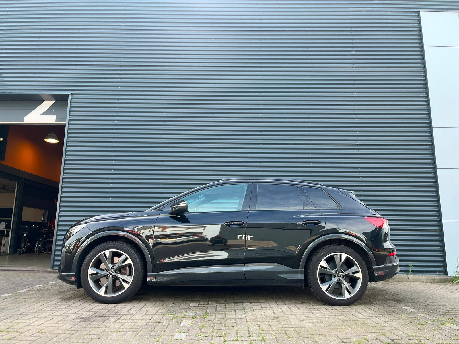 Audi Q4 e-tron 40 E-tron 77kWh 204pk Sonos 2022 Zwart, Auto's, Dealer onderhouden, 495 min, 95 pk, Zwart