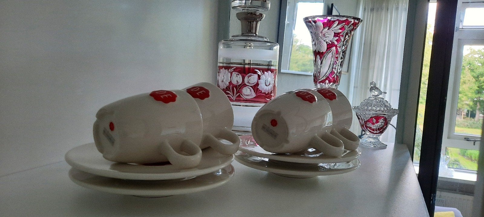 Set van 4 witte koffiekopjes met schotels, Huis en Inrichting, Keuken | Servies, Ophalen of Verzenden, Zo goed als nieuw, Modern