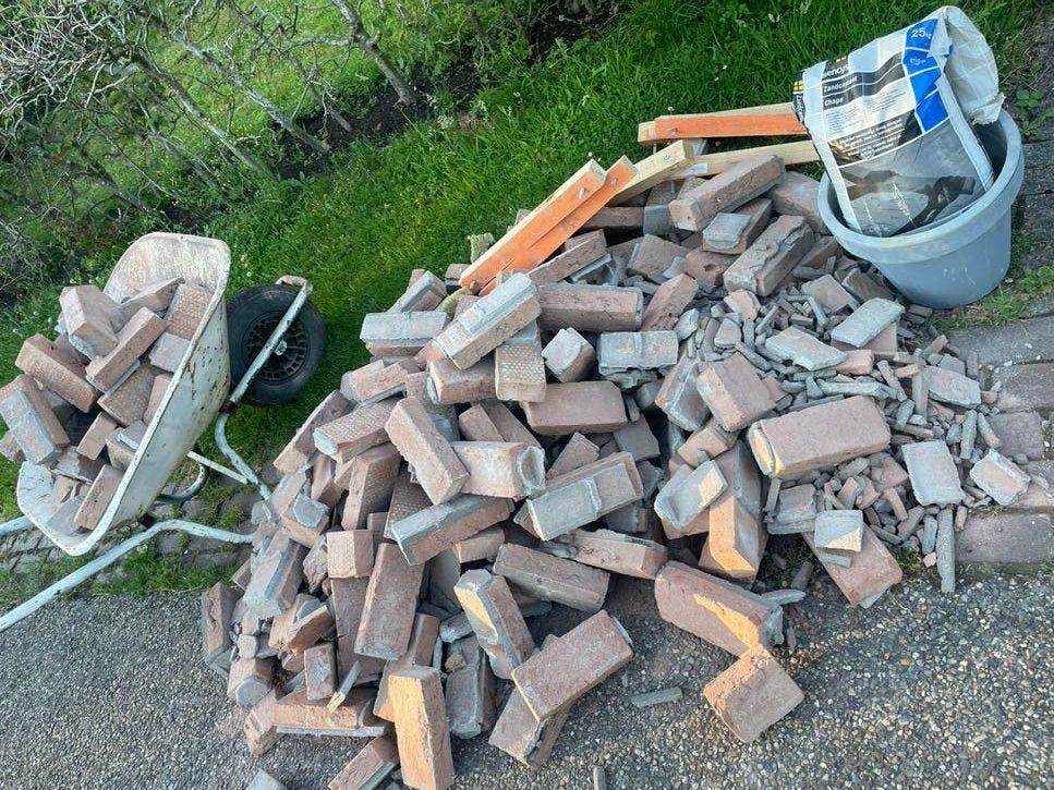 Gratis zsm afhalen - bakstenen en 3/4 zak cement, Ophalen, Gebruikt, Bakstenen