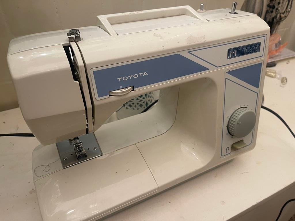 Toyota naaimachine, Ophalen of Verzenden, Zo goed als nieuw, Naaimachine, Overige merken
