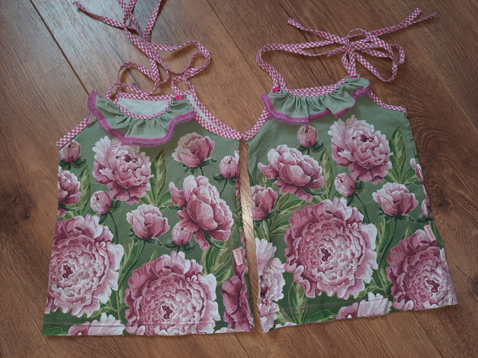 Tweeling meisjes bloemen topjes maat 116., Kinderen en Baby's, Tweelingen en Meerlingen, Ophalen of Verzenden, Zo goed als nieuw