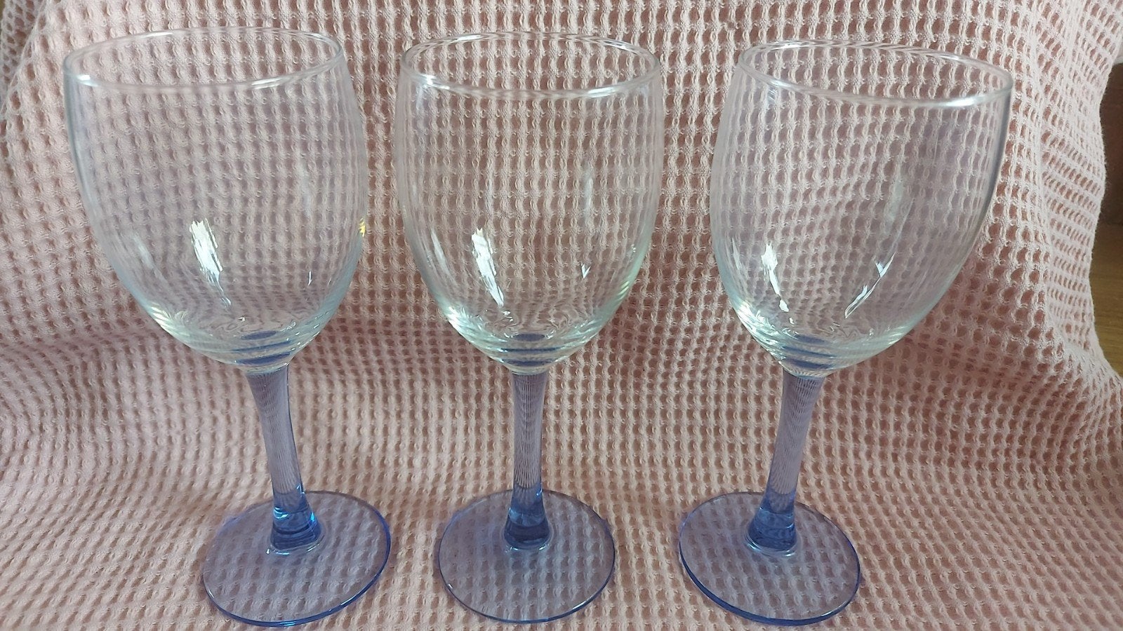 Set van 3 wijnglazen met blauwe voet, Ophalen of Verzenden, Glas, Overige stijlen, Glas of Glazen