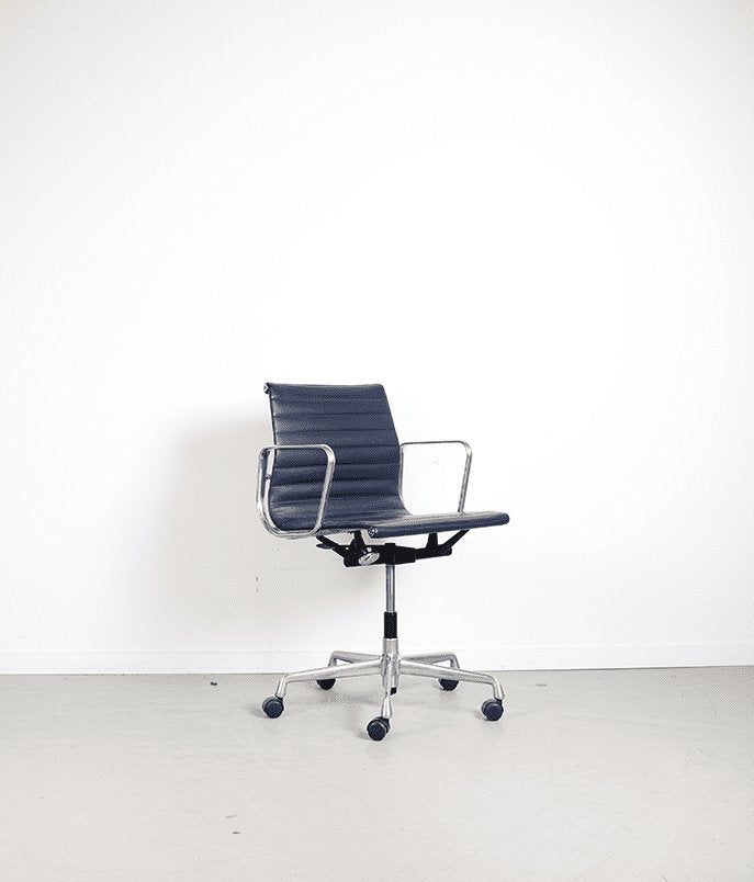 Vitra EA 117 Bureaustoel Blauw Leer - Aluminium, Niet ingevuld, Zo goed als nieuw, Niet ingevuld, Niet ingevuld