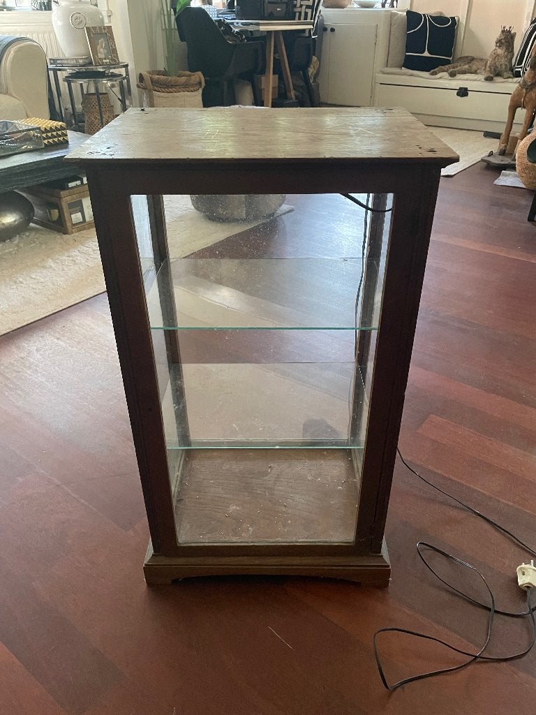Antiek vitrine kastje, Ophalen
