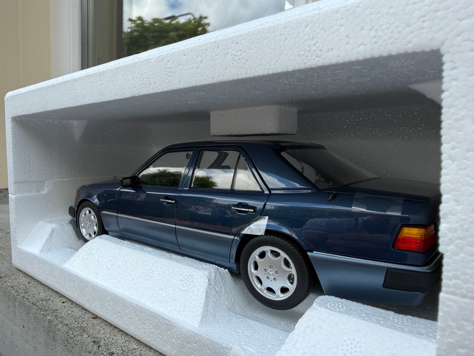 1:18 Mercedes W124 500 E blauw 1990 Norev 183947, Auto, Norev, 70-72 Av. de Bohlen, Vaulx-en-Velin, 69120, France, Norev