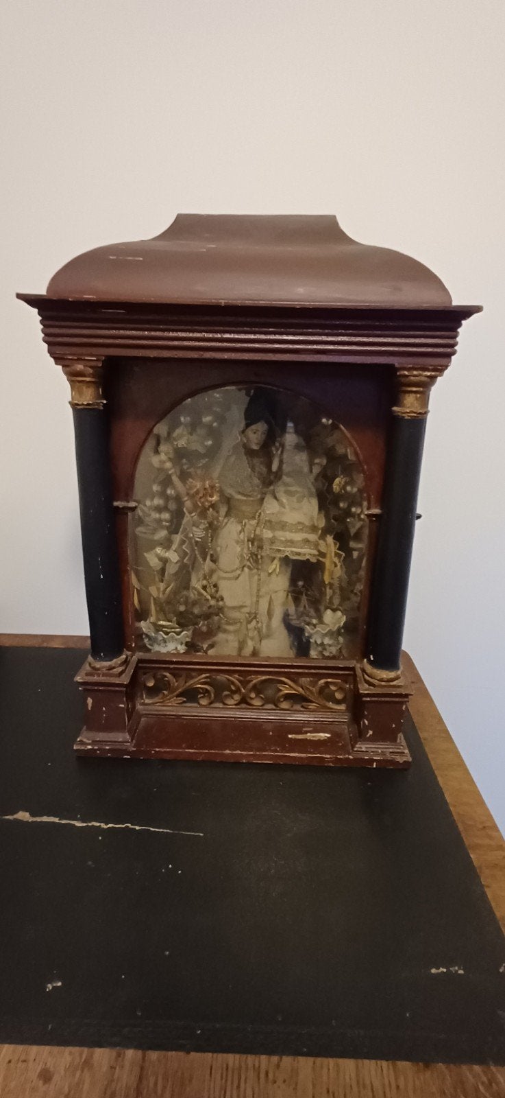 Antieke Maria met Kind in vitrinekastje, Ophalen