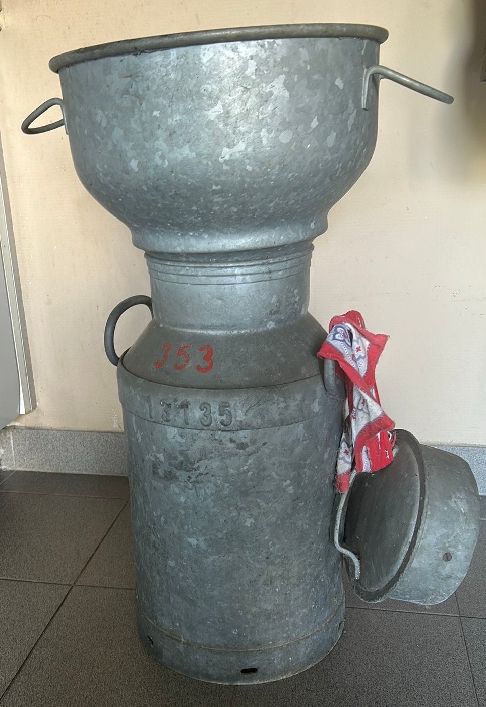 Oude melkbus met melkzeef- Hollandia, Ophalen
