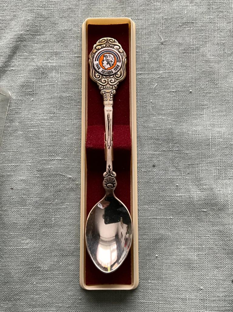 theelepeltje koningin Juliana - 1948-1980 - Nieuwpoort Fleet, Antiek en Kunst, Ophalen, Zilver