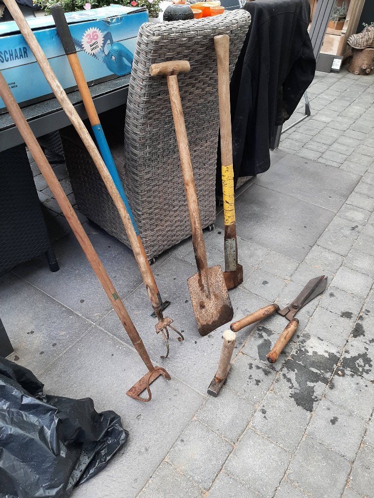 Oude antieke gereedschappen, Ophalen