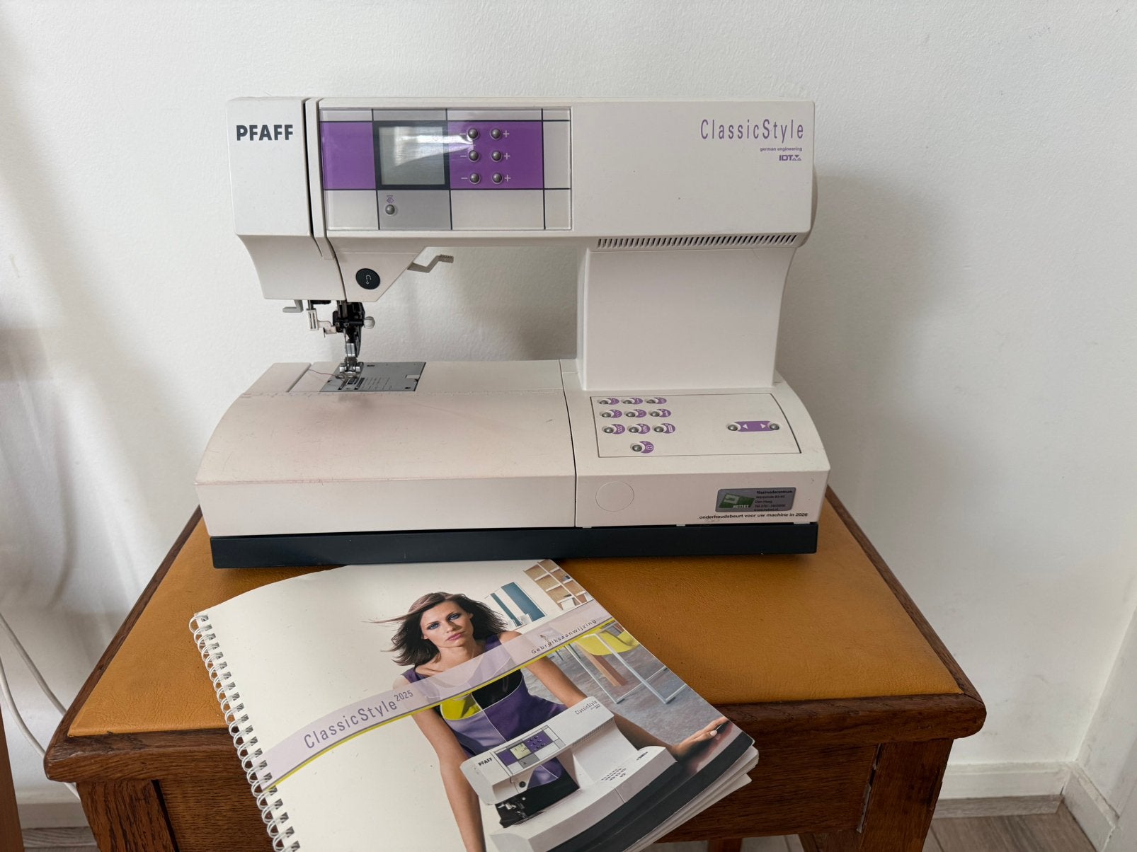 Pfaff ClassicStyle 2025 naaimachine met IDT en accessoires, Hobby en Vrije tijd, Naaimachines en Toebehoren, Ophalen, Zo goed als nieuw