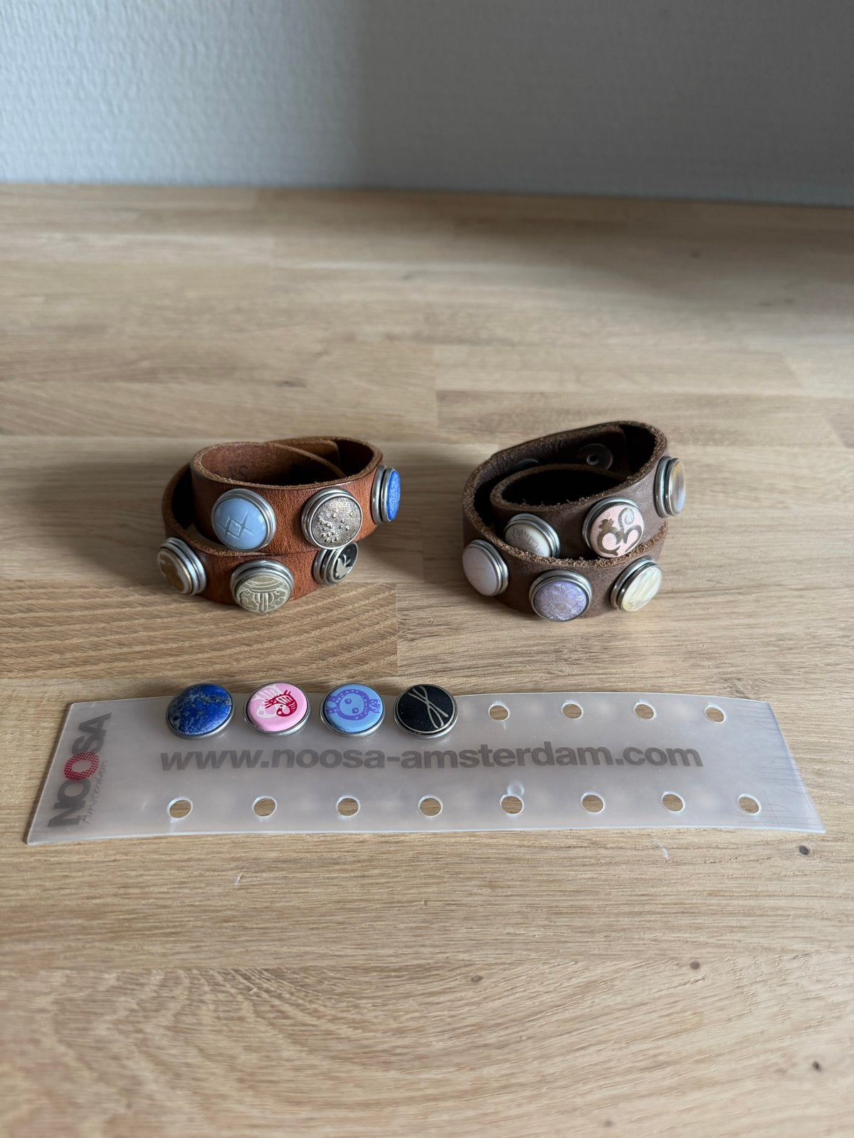 Noosa Amsterdam 2x leren armbanden met 16 chunks, Bruin, Leer, Ophalen of Verzenden, Zo goed als nieuw