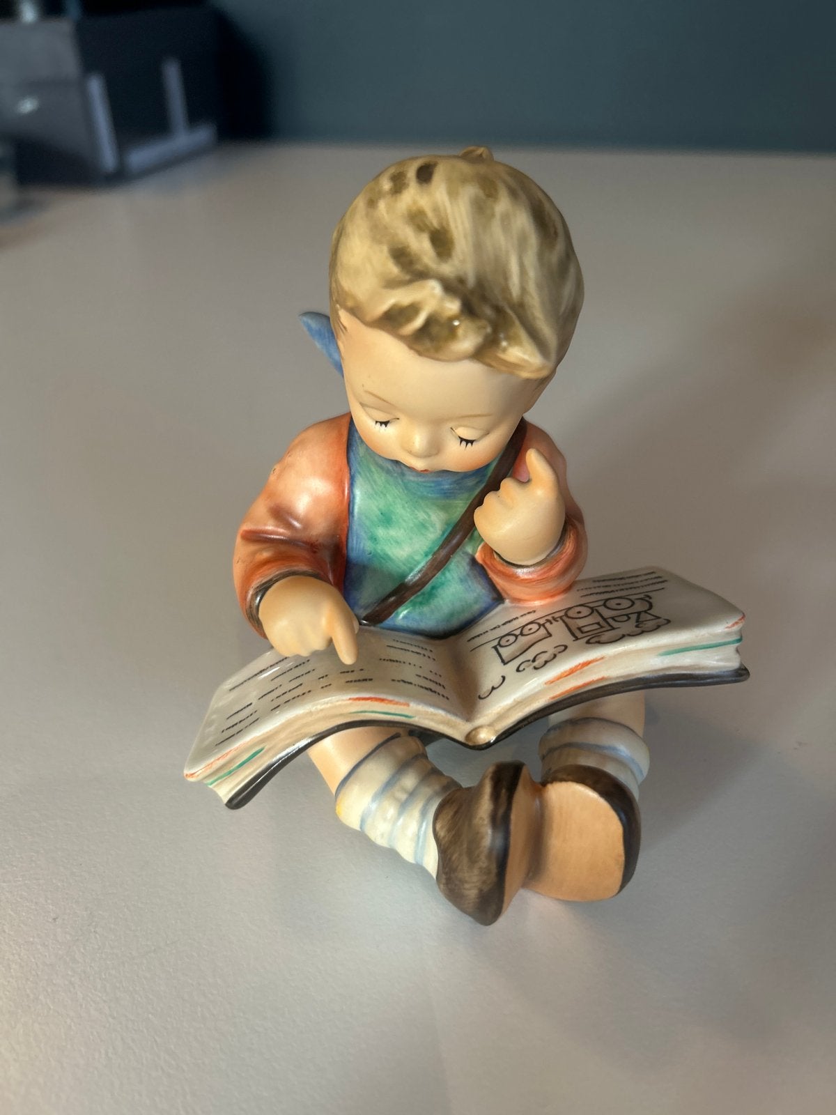 Hummel beeldje jongen leest boek - Goebel 1980, Ophalen, Zo goed als nieuw, Hummel