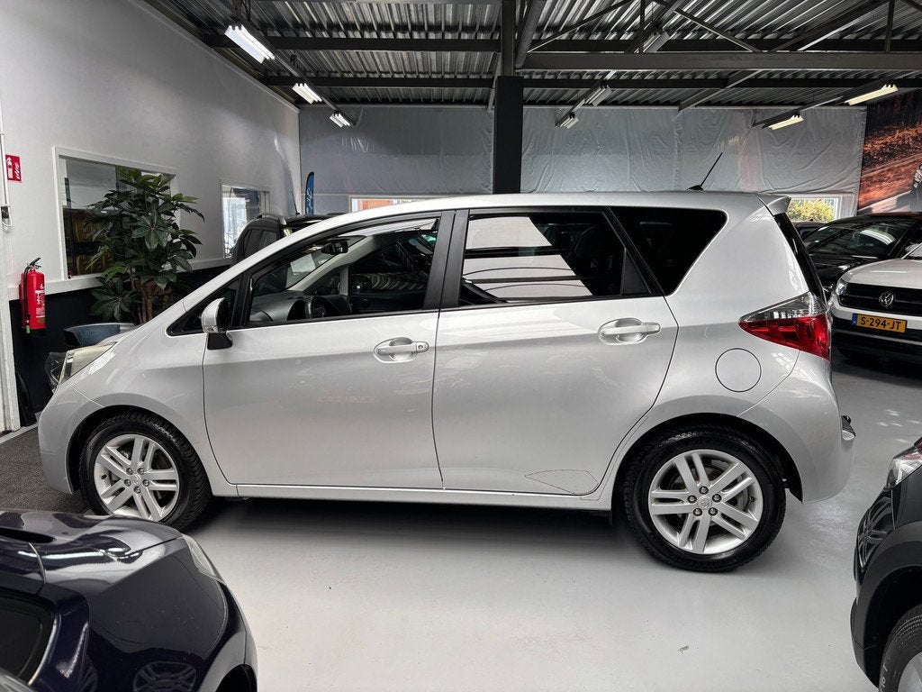 Toyota Verso-S 1.3 VVT-i Dynamic / Camera / Automaat / Trekh, Auto's, Toyota, Euro 5, Stof, Gebruikt, Zwart