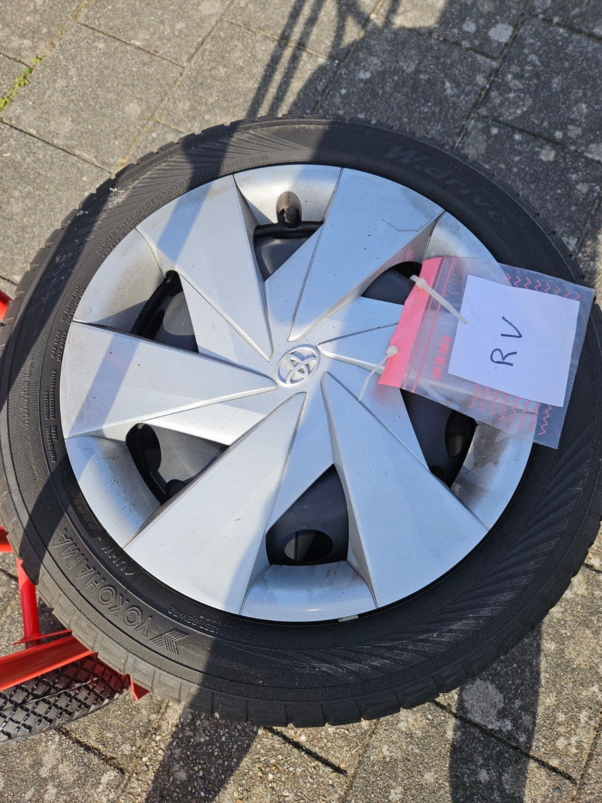 Foto 2 van Winterbanden met velg en wieldoppen Toyota Aygo